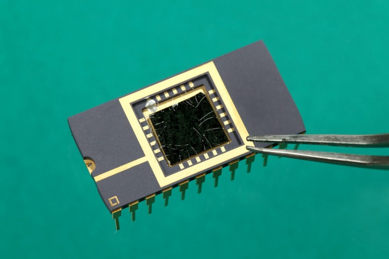 EPFL's prototype molybdenite light sensor 